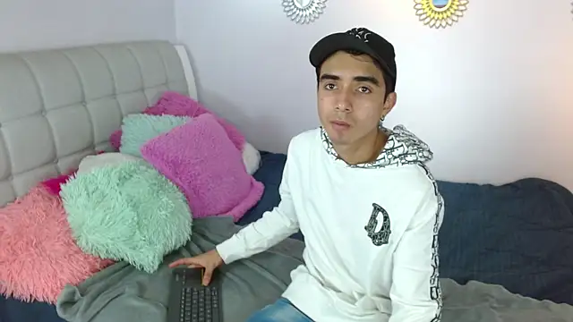 Hottie Guy online show from November 22, 2025, 12:15 pm