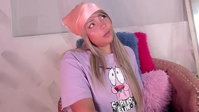 Molly Logan online show from November 26, 2025, 8:53 pm