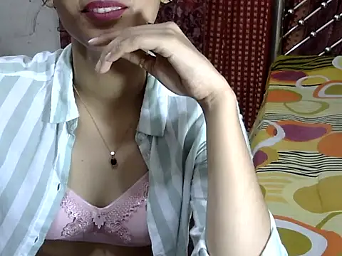 Snapshot of night_queeen7 chatting on October 6, 2025, 12:12 am night queeen7 online show from October 6, 2025, 12:12 am