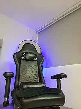 johnjaguar1  online show from June 10, 2026, 12:39 pm