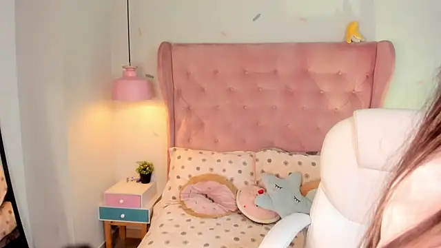 Vanelope evanss online show from November 15, 2025, 1:04 pm