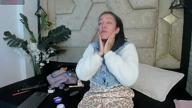 Snapshot of Julieta_Slav3 chatting on May 6, 2026, 8:02 pm Julieta Slav3 online show from May 6, 2026, 8:02 pm