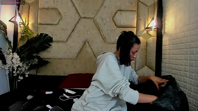 Julieta Slav3 online show from April 15, 2026, 9:48 pm