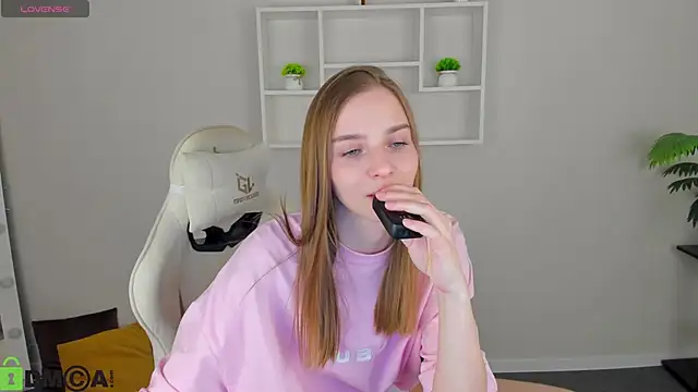 L1na Reeds online show from November 1, 2025, 6:08 am