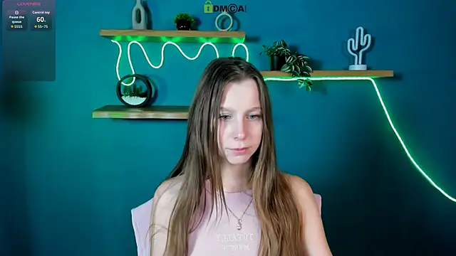 esme moore  online show from November 23, 2025, 9:52 am