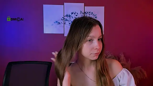 esme moore  online show from November 12, 2025, 9:57 am