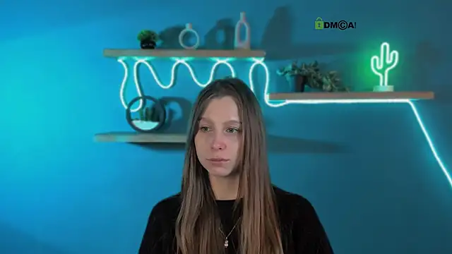 esme moore  online show from October 13, 2025, 8:05 am