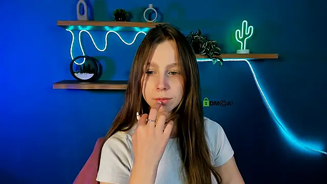 esme moore  online show from November 11, 2025, 9:48 am