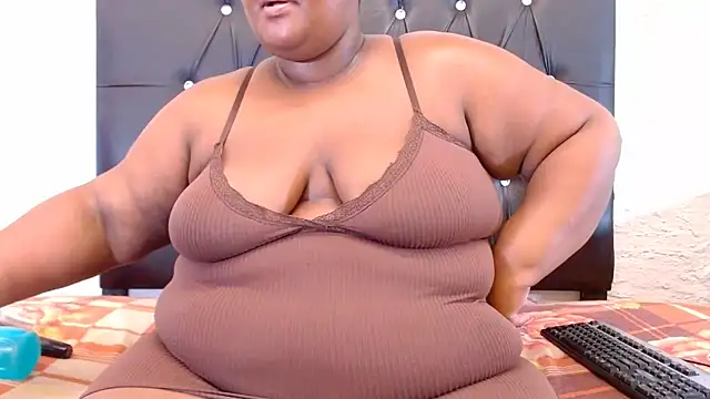 LadyBear2002 online show from April 5, 2026, 9:43 pm