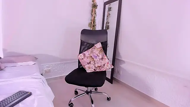 merlinda  online show from October 10, 2025, 12:39 pm