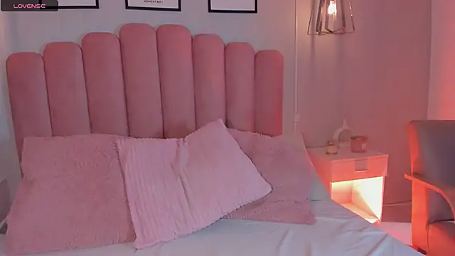 mara swan  online show from December 21, 2025, 3:25 pm