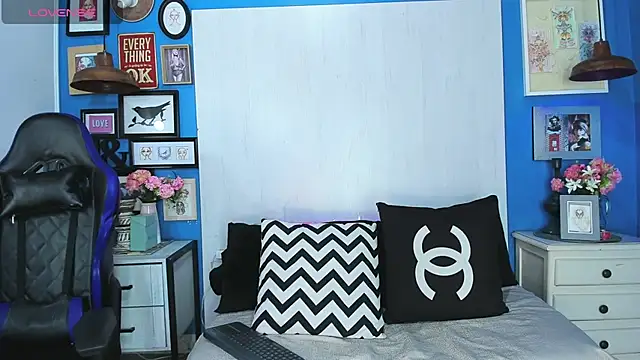 CameronRey  online show from November 13, 2025, 9:30 pm