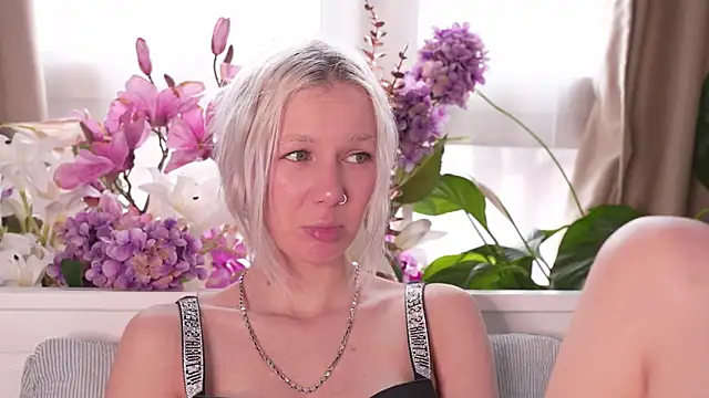 RanyThomson online show from November 6, 2025, 1:26 pm