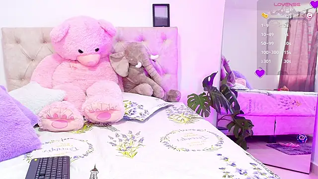 SoofiKiss online show from October 9, 2025, 8:53 pm