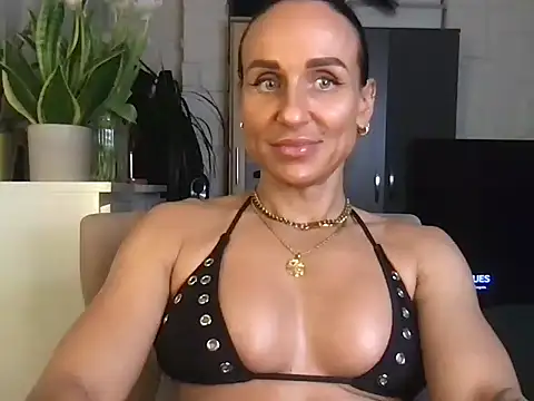 Snapshot of GluteQueenE chatting on January 14, 2026, 8:12 pm GluteQueenE online show from January 14, 2026, 8:12 pm