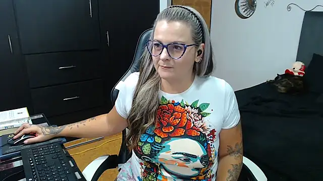 perlagoloza05 online show from October 28, 2025, 3:51 am