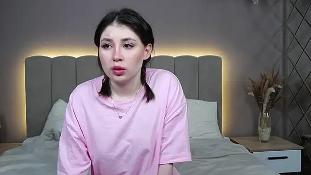 DianaMello online show from October 19, 2025, 4:04 am