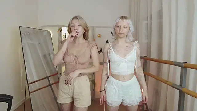 LollyMi online show from November 5, 2025, 4:32 pm