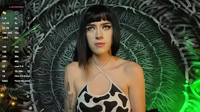 dahlia darkwood online show from December 18, 2025, 5:34 am