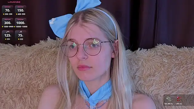 MonicaShiny online show from November 3, 2025, 7:06 pm