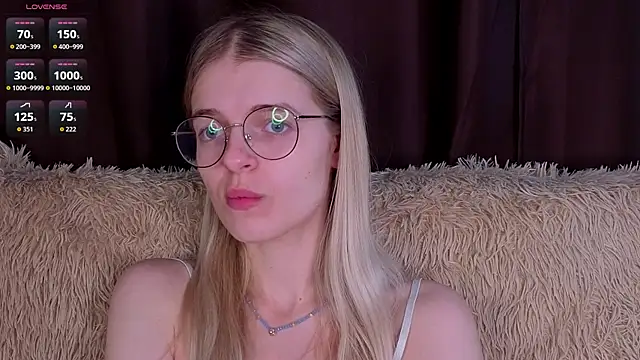 MonicaShiny online show from November 28, 2025, 7:36 pm