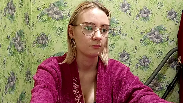 Snapshot of _SwimmyGrl_ chatting on October 23, 2025, 1:21 pm SwimmyGrl online show from October 23, 2025, 1:21 pm