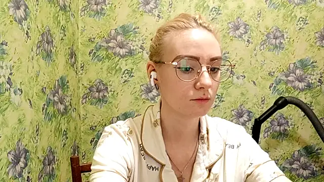 Snapshot of _SwimmyGrl_ chatting on December 3, 2025, 9:09 am SwimmyGrl online show from December 3, 2025, 9:09 am