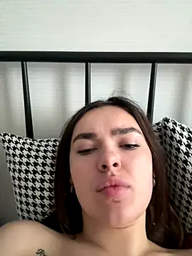 JenniferLouns online show from November 17, 2025, 9:24 am