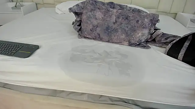 Alanha   online show from November 10, 2025, 5:01 am