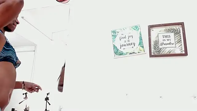 Snapshot of SharitHills chatting on November 15, 2025, 7:51 pm SharitHills online show from November 15, 2025, 7:51 pm