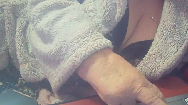 Playful MILF Demi online show from October 31, 2025, 12:29 am