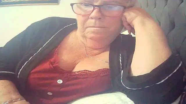 Playful MILF Demi online show from April 15, 2026, 9:59 am