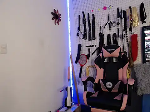 Snapshot of Aron_and_Queen_Annie chatting on December 21, 2025, 7:37 pm Aron and Queen Annie online show from December 21, 2025, 7:37 pm