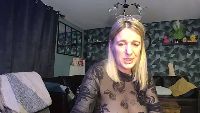 Delichieuse5 online show from October 7, 2025, 7:48 pm