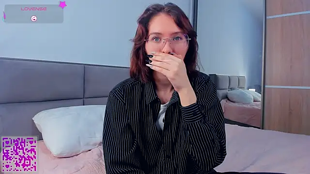 LorrieDegonia online show from October 21, 2025, 4:12 am