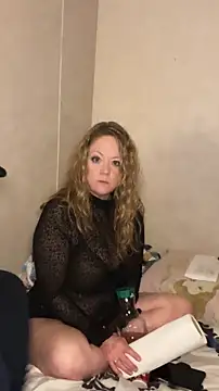 Snapshot of amandatheblondewife chatting on July 9, 2026, 4:35 am amandatheblondewife online show from July 9, 2026, 4:35 am