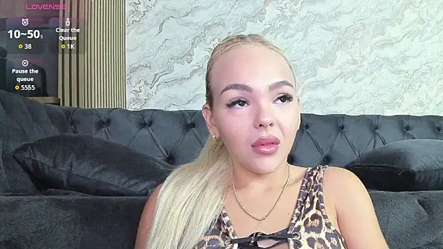 Snapshot of Daisy_Abby03 chatting on October 11, 2025, 5:30 am Daisy Abby03 online show from October 11, 2025, 5:30 am