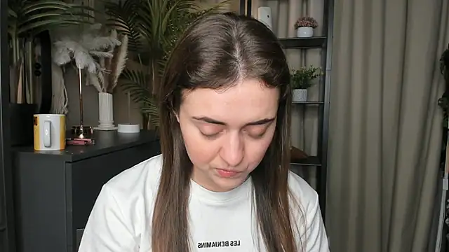 ThelmaJusto online show from November 9, 2025, 2:32 pm