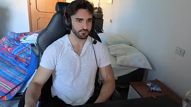 Al3xox02 online show from April 8, 2026, 3:13 pm