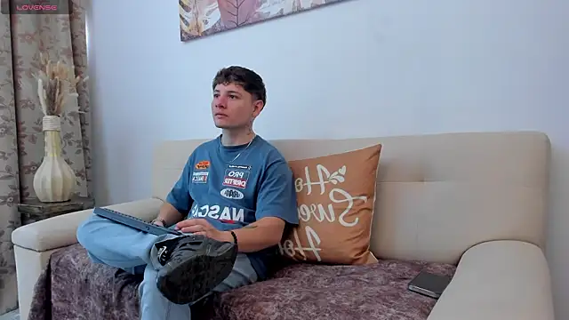 Snapshot of Leoo_Miller chatting on October 11, 2025, 8:32 pm Leoo Miller online show from October 11, 2025, 8:32 pm