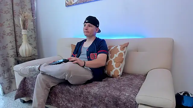 Snapshot of Leoo_Miller chatting on October 10, 2025, 8:31 pm Leoo Miller online show from October 10, 2025, 8:31 pm