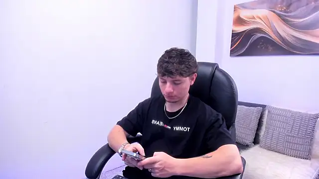 Snapshot of Leoo_Miller chatting on November 28, 2025, 4:01 am Leoo Miller online show from November 28, 2025, 4:01 am