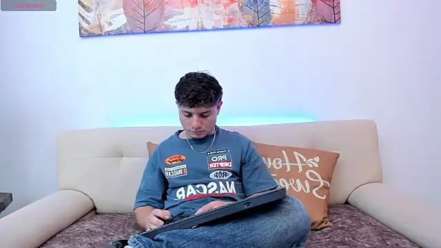 Snapshot of Leoo_Miller chatting on October 30, 2025, 8:17 pm Leoo Miller online show from October 30, 2025, 8:17 pm