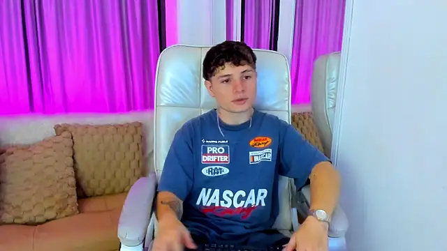 Snapshot of Leoo_Miller chatting on November 4, 2025, 4:27 am Leoo Miller online show from November 4, 2025, 4:27 am