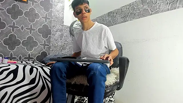 sexyboys cutex18 online show from February 5, 2026, 8:37 pm