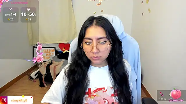 Snapshot of LoveLyy- chatting on October 17, 2025, 1:02 pm LoveLyy- online show from October 17, 2025, 1:02 pm