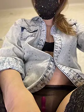 Aurynne online show from April 14, 2026, 8:25 pm