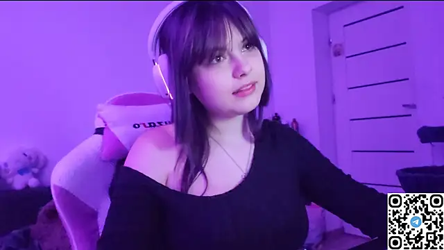 KristiBloom online show from November 23, 2025, 9:14 pm