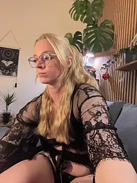 LinaLeana online show from March 1, 2026, 5:57 pm