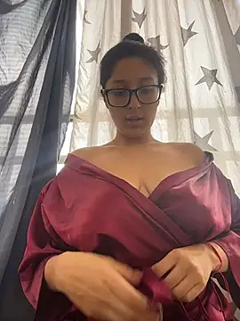 lunarodri online show from October 6, 2025, 7:14 pm